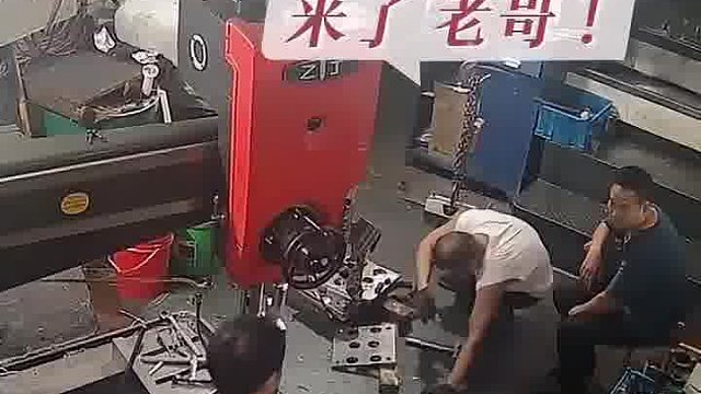刚开始以为是来帮忙修的，谁料手摸了一下坏的更彻底了，你说怪谁！