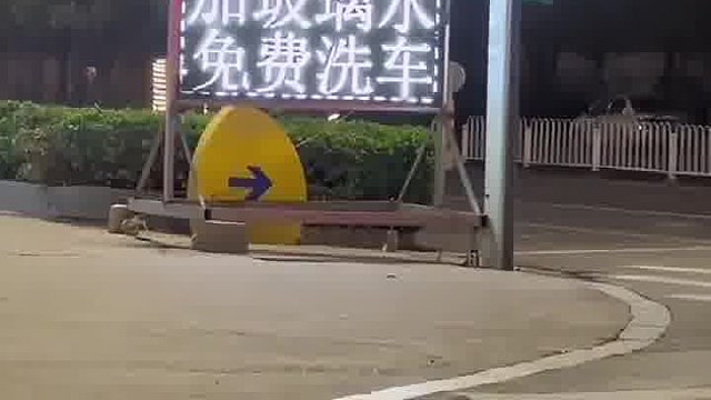 加油站前的广告牌，让过路的女生十分疑惑，女生：啥都免费吗？？？