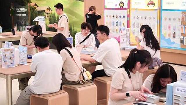 伴随毕业季购机热潮来袭，OPPO Reno16 系列新品开售，登顶安卓全价位段单机销量榜首位。