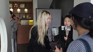 跪地驚呼身高懸殊對(duì)比