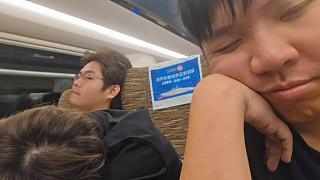 高鐵直播顯困倦說(shuō)'你這是'