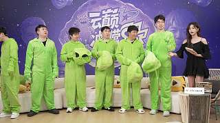 選手摘外星人頭套興奮自我介紹