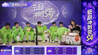 綠衣選手拉扯連體服意外撐開