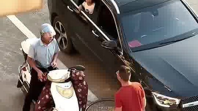 孩子在车上，看着父亲耍横！