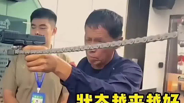 男子带退伍43年的父亲来射击馆连续射击五枪，枪枪十环！