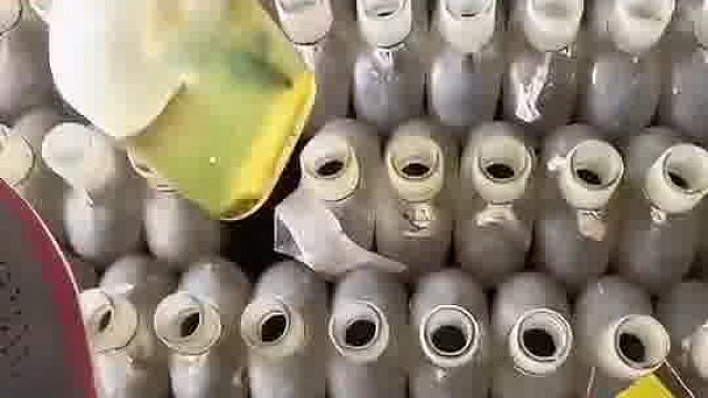 男子一人喂成千上百条鱼，每条鱼都是装在玻璃瓶内