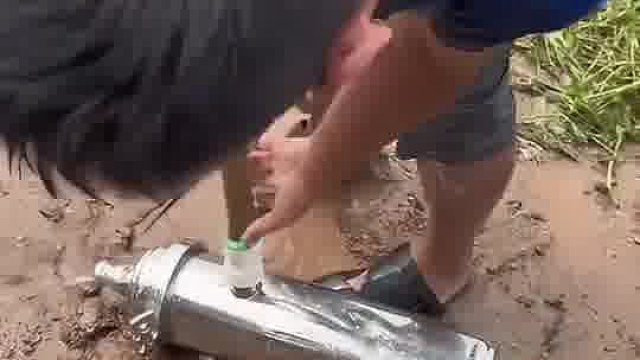 男子用净水器过滤河水，水经过过滤后变干净，网友：没啥原理靠的就是滤芯