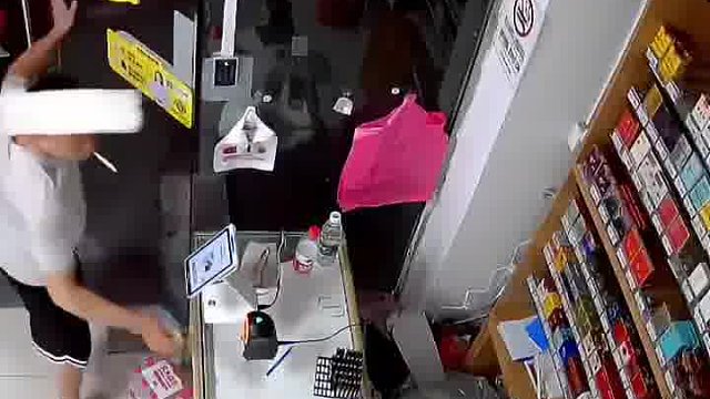 无人看守24小时便利店 遇“讲究”大哥，“他本来可以拿走 但是并没有拿”，网友：男人在有烟没火的时候