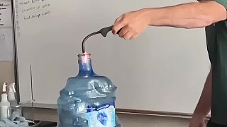 這個(gè)大氣壓強(qiáng)的現(xiàn)象真的太絕了，看著真的特別神奇啊 ?