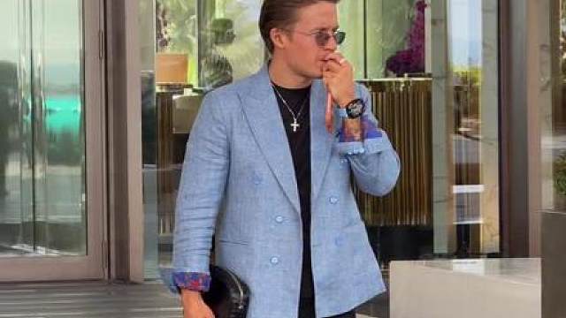 有钱人的素养！迪拜富豪泊车服务后随手打赏