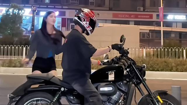第一次载女孩子 忘记告诉她坐哪