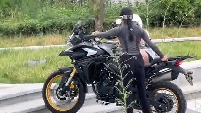 妹妹你往后面坐，姐姐给你秀操作！