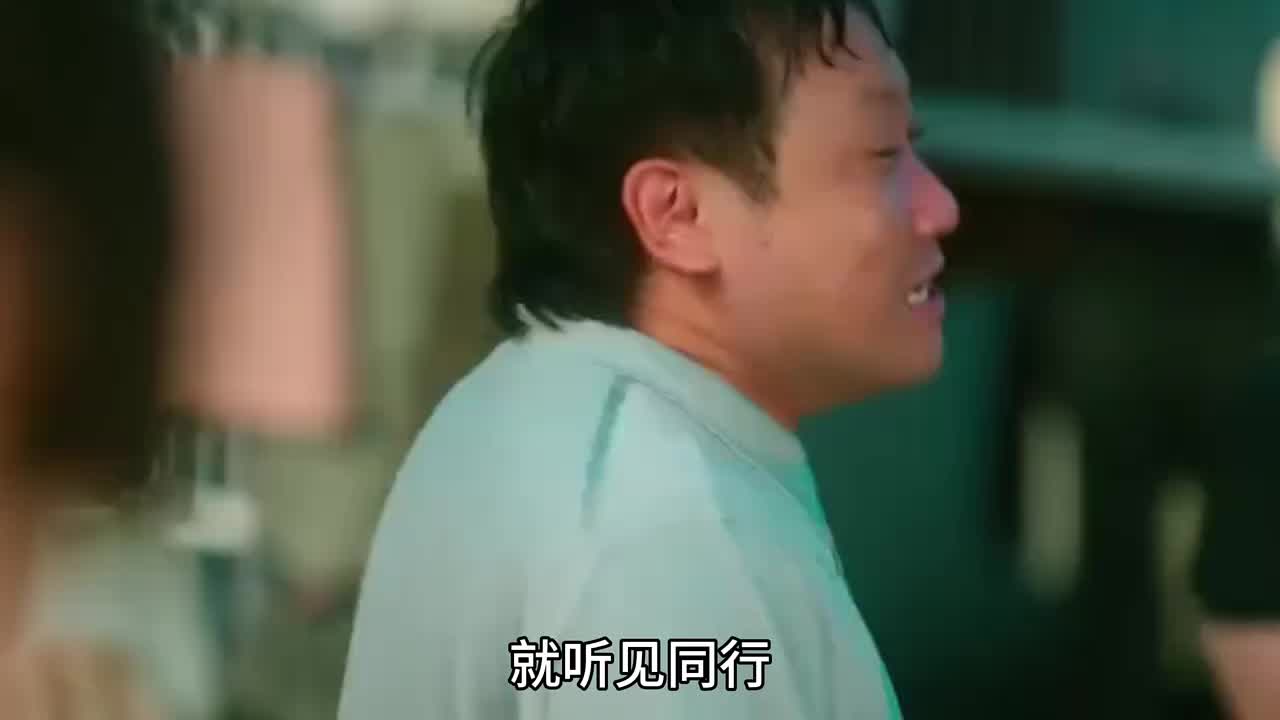 变态竟将油漆涂在了女老板的牛仔裤上