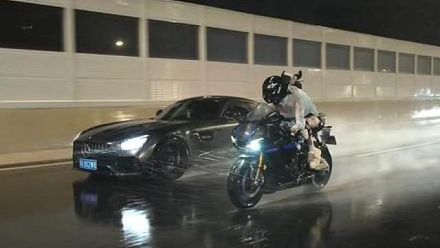 “如果淋雨能忘掉一切”