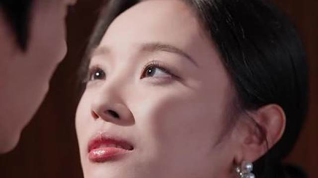 妻子的挑衅让丈夫欲求不满，但碍于场合就此作罢，这一举措让她想到了五年前