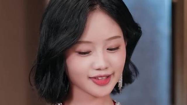 当红小花想伸手去摘影后脖子上的项链却被制止，经纪人向前讨要公道却自食恶果