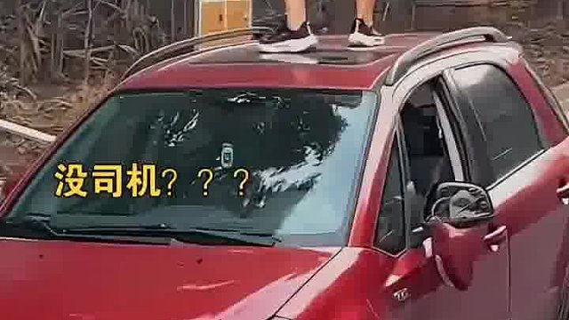 精神小伙花样驾车“秀到飞起”，后空翻、跳车样样不落玩太大