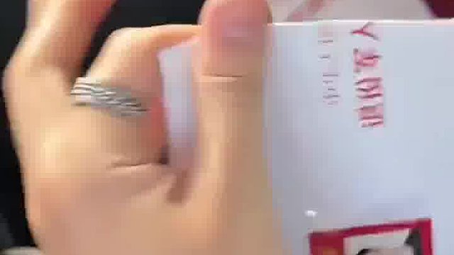 男子撕信封前不断比划，结果一打开发现信撕烂了，作者：撕信封一定要顺着口撕开啊