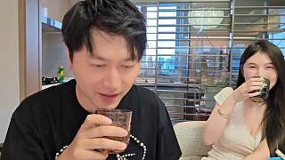 女子突襲環(huán)抱男子頸部