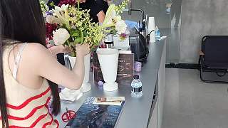 女士進店接花束驚喜