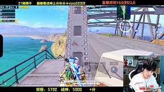 指揮隊(duì)友扛包藏匿車后