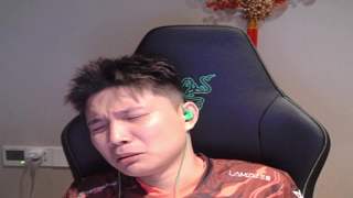 擦拭眼淚悲傷閉眼