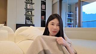 笑著回應(yīng)大哥拖鞋打人指令