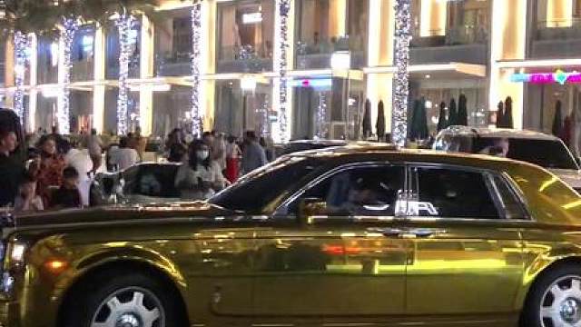 身价9位数的迪拜石油王子今天格外低调开着黄金版劳斯莱斯，打算各种买买买