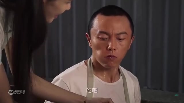 服务员偷拿客人鸡腿给男友，熟了的鸡还能跑嘛？
