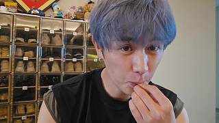 面對(duì)鏡頭驚訝喊哇塞
