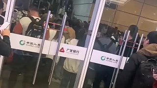 杭州南站發(fā)生閆嚴重擁堵，男子破開玻璃門疏散人群…