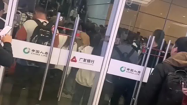 杭州南站发生闫严重拥堵，男子破开玻璃门疏散人群…
