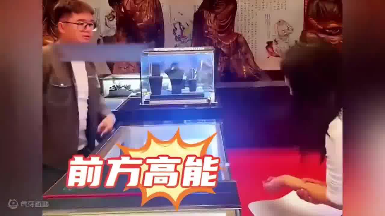 女子买镯子玩心机，商家一眼识破，直接敲碎！