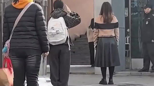 学生迟到卡老师视野，成功从老师眼皮底下跑过去，这波视野盲区卡得好