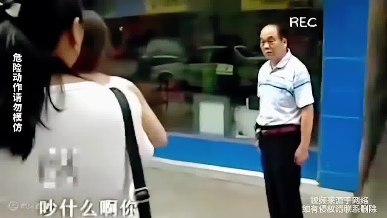 只因在外人面前喊了声“爸爸”，富翁父亲突然就不认女儿了