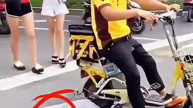 揭穿乞丐的骗局，这操作真牛
