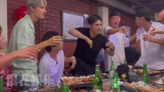 十几位兄弟微醺时，大脑常被酒精悄然接管 金珉奎 李灿