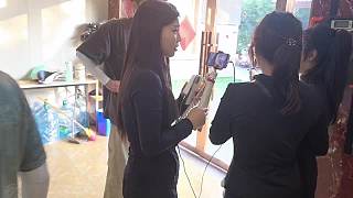 小西瓜坐輪椅聚餐微笑互動