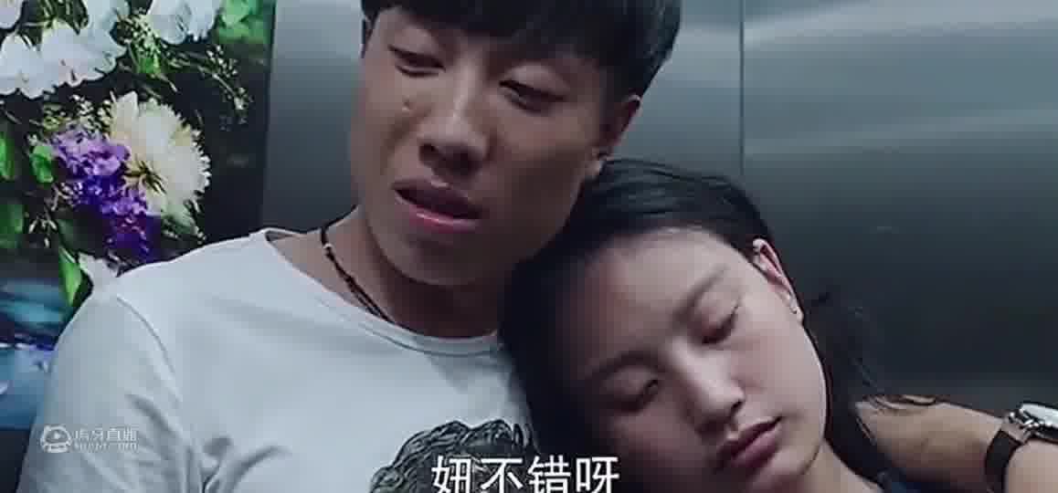 两小伙送断片美女回家，货比货得扔呐