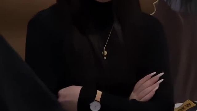 这人正在玩，正在下楼！