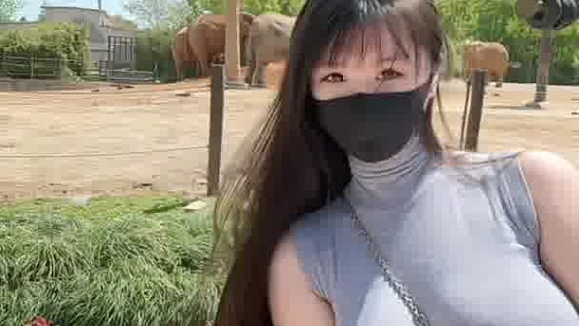 这么小就承受了不该承受的重量