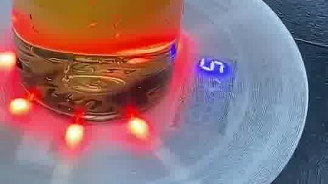 小伙街头挑战喝啤酒，不到三秒喝完一杯啤酒