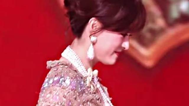 “我提笔不为离愁 只为你转身回眸”娘娘们穿越过来匆匆回头看了我们一眼 便回去了 ib