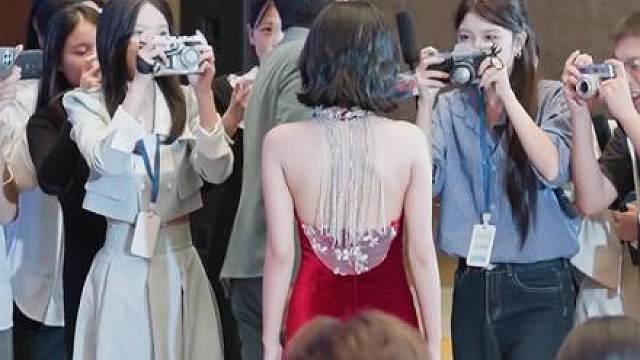 小网红露脸后心满意足的坐下，正牌夫人却着急了宴会还未结束就将傅爷半路拦截：造人