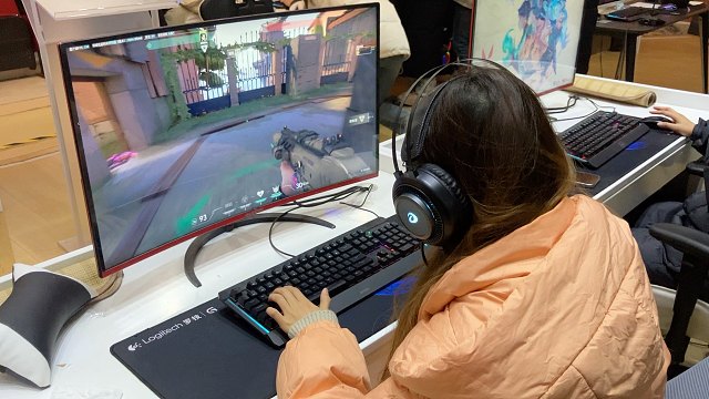 当我的电竞专业女学生打无畏契约