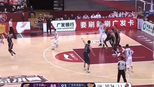 看到现在一个个国产顶级后卫面对夹击束手无策你是否会想起当年那个亚洲第一后卫