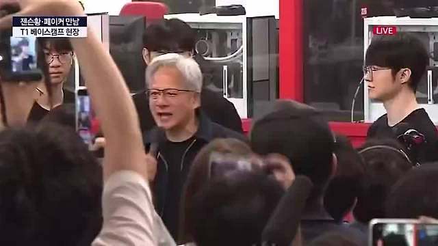 哈尼哈噻哟！黄仁勋在T1见面会与现场粉丝友好招呼 搂住Faker肩膀！

今日英伟达CEO黄仁勋抵达