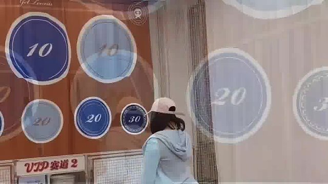 她在打网球我在看