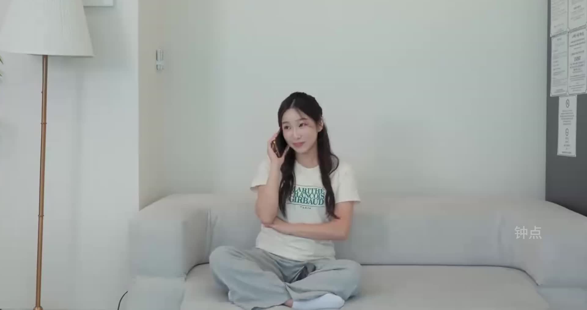 女友躲在柜中抓奸，却不慎拉在里面！