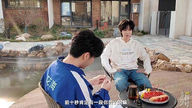 《贺贺有名》
不是传闻，是真的写进了小贺的毕业作品
没想到时团纪录片里会有这个，很Suprise